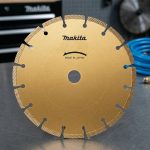 Lưỡi cắt bê tông 305mm Makita A-02478 là dòng lưỡi cắt kim cương cao cấp được sản xuất tại Nhật Bản, chuyên dùng cho các công việc cắt bê tông, bê tông cốt thép, gạch xây, đá tự nhiên và vật liệu xây dựng cứng. Với đường kính 305mm cùng vành cắt kim cương liên tục kết hợp rãnh tản nhiệt tối ưu, sản phẩm mang lại khả năng cắt nhanh, đường cắt chính xác và tuổi thọ vượt trội. Lưỡi cắt bê tông Makita A-02478 giúp giảm rung lắc, tăng hiệu suất làm việc và phù hợp cho các công trình xây dựng, nhà thầu thi công cũng như đơn vị chuyên cắt bê tông chuyên nghiệp.