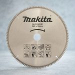 Lưỡi cắt đa góc 260x30mm 120T Makita D-62240 là lưỡi cưa hợp kim cao cấp được thiết kế chuyên dụng cho các dòng máy cắt đa góc, máy cắt nhôm và máy cưa bàn yêu cầu độ chính xác cao. Với đường kính 260mm, lỗ trục 30mm và 120 răng hợp kim siêu bén, sản phẩm mang lại đường cắt cực mịn trên nhôm, MDF phủ, PVC và các vật liệu composite. Lưỡi cắt đa góc 260x30mm 120T Makita D-62240 giúp giảm ba via, hạn chế sứt mẻ bề mặt và nâng cao chất lượng hoàn thiện, là lựa chọn lý tưởng cho ngành nhôm kính, nội thất và gia công vật liệu kỹ thuật.