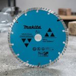 Hình ảnh Lưỡi cắt đá hoa cương 180mm Makita D-44339 chính hãng Makita, chuyên dùng để cắt đá granite, đá hoa cương, bê tông và các vật liệu xây dựng có độ cứng cao. Sản phẩm được trang bị vành cắt kim cương chất lượng cao cùng thiết kế khe tản nhiệt tối ưu, giúp tăng tốc độ cắt, giảm rung lắc và kéo dài tuổi thọ sử dụng. Lưỡi cắt đá hoa cương 180mm Makita D-44339 mang đến đường cắt sắc nét, chính xác, hạn chế sứt mẻ bề mặt vật liệu, là lựa chọn lý tưởng cho thợ xây dựng, thợ đá và các đơn vị thi công chuyên nghiệp.