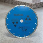 Hình ảnh Lưỡi cắt đá hoa cương 230mm Makita D-44345 chính hãng Makita, chuyên dùng để cắt đá granite, đá hoa cương, bê tông và các vật liệu xây dựng có độ cứng cao. Sản phẩm được thiết kế với vành cắt kim cương chất lượng cao cùng các khe tản nhiệt tối ưu, giúp tăng tốc độ cắt, giảm rung lắc và kéo dài tuổi thọ sử dụng. Lưỡi cắt đá hoa cương 230mm Makita D-44345 mang lại đường cắt sắc nét, chính xác, phù hợp cho thợ xây dựng, thợ đá và các đơn vị thi công chuyên nghiệp yêu cầu hiệu suất làm việc cao.