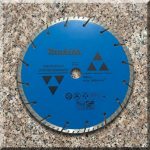 Hình ảnh Lưỡi cắt đá hoa cương 230mm Makita D-44345 chính hãng Makita, chuyên dùng để cắt đá granite, đá hoa cương, bê tông và các vật liệu xây dựng có độ cứng cao. Sản phẩm được thiết kế với vành cắt kim cương chất lượng cao cùng các khe tản nhiệt tối ưu, giúp tăng tốc độ cắt, giảm rung lắc và kéo dài tuổi thọ sử dụng. Lưỡi cắt đá hoa cương 230mm Makita D-44345 mang lại đường cắt sắc nét, chính xác, phù hợp cho thợ xây dựng, thợ đá và các đơn vị thi công chuyên nghiệp yêu cầu hiệu suất làm việc cao.
