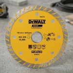 Hình ảnh Lưỡi cắt gạch 105mm Dewalt DW4724 chính hãng với thiết kế vành cắt kim cương Turbo cao cấp, chuyên dùng để cắt gạch men, gạch ceramic, gạch granite, đá tự nhiên và vật liệu xây dựng. Sản phẩm có đường kính 105mm, lỗ trục 16/20mm, cho khả năng cắt nhanh, đường cắt sắc nét và hạn chế sứt mẻ bề mặt vật liệu. Lưỡi cắt gạch 105mm Dewalt DW4724 được sản xuất theo tiêu chuẩn chất lượng cao của Dewalt, mang lại độ bền vượt trội, hiệu suất ổn định và phù hợp cho thợ xây dựng, thợ ốp lát chuyên nghiệp cũng như các công trình dân dụng.