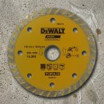 Hình ảnh Lưỡi cắt gạch 105mm Dewalt DW4724 chính hãng với thiết kế vành cắt kim cương Turbo cao cấp, chuyên dùng để cắt gạch men, gạch ceramic, gạch granite, đá tự nhiên và vật liệu xây dựng. Sản phẩm có đường kính 105mm, lỗ trục 16/20mm, cho khả năng cắt nhanh, đường cắt sắc nét và hạn chế sứt mẻ bề mặt vật liệu. Lưỡi cắt gạch 105mm Dewalt DW4724 được sản xuất theo tiêu chuẩn chất lượng cao của Dewalt, mang lại độ bền vượt trội, hiệu suất ổn định và phù hợp cho thợ xây dựng, thợ ốp lát chuyên nghiệp cũng như các công trình dân dụng.