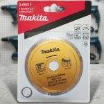 Lưỡi cắt gạch 110mm Makita D-05212 là phụ kiện cắt gạch và đá chuyên dụng sử dụng công nghệ lưỡi cắt kim cương cao cấp của Makita. Sản phẩm có đường kính 110mm, lỗ trục 20mm, thiết kế vành liên tục giúp cắt gạch men, gạch ceramic, đá marble và bê tông với đường cắt sắc nét, ít mẻ cạnh. Hình ảnh thể hiện rõ bao bì chính hãng Makita D-05212 cùng thiết kế lưỡi cắt màu vàng nổi bật, phù hợp cho các thợ xây dựng, thợ ốp lát và công trình hoàn thiện yêu cầu độ chính xác cao.