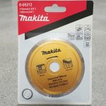 Lưỡi cắt gạch 110mm Makita D-05212 là phụ kiện cắt gạch và đá chuyên dụng sử dụng công nghệ lưỡi cắt kim cương cao cấp của Makita. Sản phẩm có đường kính 110mm, lỗ trục 20mm, thiết kế vành liên tục giúp cắt gạch men, gạch ceramic, đá marble và bê tông với đường cắt sắc nét, ít mẻ cạnh. Hình ảnh thể hiện rõ bao bì chính hãng Makita D-05212 cùng thiết kế lưỡi cắt màu vàng nổi bật, phù hợp cho các thợ xây dựng, thợ ốp lát và công trình hoàn thiện yêu cầu độ chính xác cao.