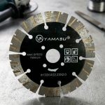 Lưỡi căt gạch 133mm cao cấp YMS- LCG133 chuyên cắt gạch men, gạch ceramic, đá granite và vật liệu xây dựng. Thiết kế lưỡi kim cương phân đoạn giúp cắt nhanh, giảm mẻ cạnh, tăng độ bền và hiệu quả thi công.