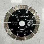 Lưỡi căt gạch 133mm cao cấp YMS- LCG133 chuyên cắt gạch men, gạch ceramic, đá granite và vật liệu xây dựng. Thiết kế lưỡi kim cương phân đoạn giúp cắt nhanh, giảm mẻ cạnh, tăng độ bền và hiệu quả thi công.