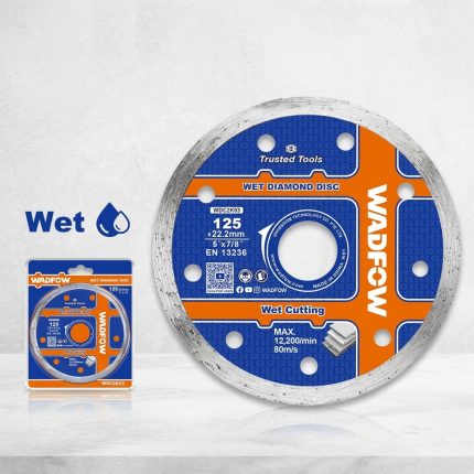 Lưỡi cắt gạch ướt 125x22.2mm Wadfow WDC2K03 là lưỡi cắt kim cương vành liên tục chuyên dụng cho các dòng máy cắt gạch nước, giúp cắt chính xác các loại gạch men, gạch ceramic, gạch porcelain, granite và đá nhân tạo. Thiết kế vành cắt liên tục kết hợp hạt kim cương chất lượng cao giúp tạo đường cắt mịn, hạn chế tối đa sứt mẻ bề mặt vật liệu. Với kích thước 125x22.2mm, tốc độ quay tối đa 12.200 vòng/phút và tiêu chuẩn EN13236, Lưỡi cắt gạch ướt 125x22.2mm Wadfow WDC2K03 là giải pháp lý tưởng cho các công trình ốp lát, hoàn thiện nội thất và thi công chuyên nghiệp yêu cầu độ chính xác cao.