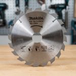 Hình ảnh Lưỡi cắt gỗ 185mmx30mm 20T Makita D-09634 chính hãng, chuyên dùng cắt gỗ tự nhiên, gỗ công nghiệp, ván ép và các vật liệu gỗ thông dụng. Thiết kế 20 răng hợp kim sắc bén giúp cắt nhanh, giảm ma sát, hạn chế cháy cạnh và nâng cao hiệu suất làm việc. Lưỡi cắt gỗ 185mmx30mm 20T Makita D-09634 phù hợp với nhiều dòng máy cưa đĩa cầm tay, mang lại đường cắt chính xác, độ bền cao và tiết kiệm chi phí vận hành cho thợ mộc, xưởng sản xuất nội thất và công trình xây dựng.