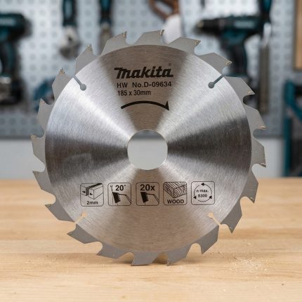 Hình ảnh Lưỡi cắt gỗ 185mmx30mm 20T Makita D-09634 chính hãng, chuyên dùng cắt gỗ tự nhiên, gỗ công nghiệp, ván ép và các vật liệu gỗ thông dụng. Thiết kế 20 răng hợp kim sắc bén giúp cắt nhanh, giảm ma sát, hạn chế cháy cạnh và nâng cao hiệu suất làm việc. Lưỡi cắt gỗ 185mmx30mm 20T Makita D-09634 phù hợp với nhiều dòng máy cưa đĩa cầm tay, mang lại đường cắt chính xác, độ bền cao và tiết kiệm chi phí vận hành cho thợ mộc, xưởng sản xuất nội thất và công trình xây dựng.