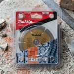Lưỡi cắt kim cương 105x12x20mm Makita D-74083 là phụ kiện cắt chuyên dụng cho bê tông, gạch xây dựng, đá nhân tạo và các vật liệu khoáng cứng. Lưỡi cắt được thiết kế với lớp hạt kim cương chất lượng cao, mang lại khả năng cắt nhanh, chính xác và tuổi thọ vượt trội. Kích thước 105mm x 12mm x 20mm tương thích với nhiều dòng máy cắt cầm tay phổ biến, giảm rung lắc khi vận hành, đảm bảo đường cắt mịn và ổn định. Sản phẩm lý tưởng cho các thợ xây dựng, kỹ thuật viên và người dùng chuyên nghiệp cần một giải pháp cắt bê tông, gạch hoặc đá nhân tạo hiệu quả, an toàn và tiết kiệm chi phí.