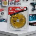 Lưỡi cắt kim cương 105x20mm Makita A-84193 là phụ kiện cắt chuyên dụng dành cho bê tông, gạch xây dựng và các vật liệu khoáng có độ cứng cao. Với thiết kế vành cắt phủ hạt kim cương chất lượng cao, sản phẩm mang lại khả năng cắt nhanh, đường cắt mịn và tuổi thọ vượt trội. Lưỡi cắt có đường kính 105mm, lỗ trục 20mm, tương thích với nhiều loại máy cắt cầm tay phổ biến hiện nay. Lưỡi cắt kim cương 105x20mm Makita A-84193 giúp giảm rung lắc, tăng độ ổn định khi làm việc và nâng cao hiệu suất thi công tại công trình xây dựng, sửa chữa nhà ở và các dự án chuyên nghiệp. Đây là lựa chọn lý tưởng cho thợ xây dựng, kỹ thuật viên và người dùng cần một giải pháp cắt vật liệu bền bỉ, chính xác và an toàn.