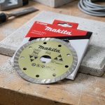 Lưỡi cắt kim cương 110x20mm Makita D-42606 (Bê tông khô) là lựa chọn hoàn hảo cho các công trình xây dựng và thi công bê tông. Với đường kính 110mm và lỗ tâm 20mm, lưỡi cắt được thiết kế để tối ưu hóa hiệu suất cắt khô mà không cần nước, giúp tiết kiệm thời gian và giảm bụi tối đa. Makita D-42606 sở hữu lớp hợp kim kim cương chất lượng cao, đảm bảo cắt bê tông, gạch, đá nhanh chóng, mịn và chính xác. Sản phẩm tương thích với hầu hết các máy cắt cầm tay tiêu chuẩn, chịu được tốc độ lên đến 13.880 vòng/phút, mang lại tuổi thọ lâu dài và hiệu quả công việc vượt trội. Đây là giải pháp lý tưởng cho thợ xây dựng, thợ điện, và các dự án DIY cần cắt vật liệu cứng.