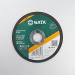 Lưỡi cắt kim loại 100×1.2×16MM SATA 55032 là dòng đá cắt mỏng chuyên dụng cho máy mài cầm tay, giúp cắt nhanh các loại sắt, thép, inox và kim loại màu với độ chính xác cao. Thiết kế độ dày chỉ 1.2mm giúp giảm lực cản khi cắt, tiết kiệm vật liệu và tăng tốc độ gia công. Lưỡi cắt kim loại 100×1.2×16MM SATA 55032 được sản xuất từ hạt mài chất lượng cao, có khả năng chịu nhiệt tốt, ít mài mòn và đảm bảo độ an toàn trong quá trình sử dụng. Sản phẩm phù hợp cho thợ cơ khí, công trình xây dựng và các xưởng sản xuất cần hiệu suất làm việc ổn định.
