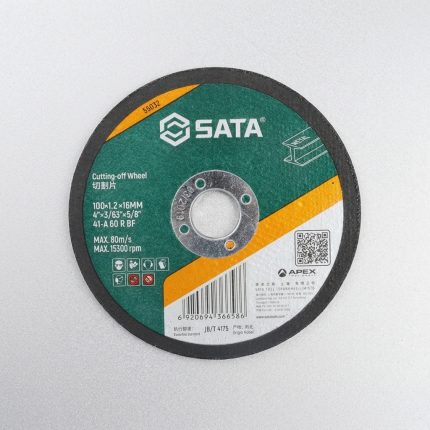 Lưỡi cắt kim loại 100×1.2×16MM SATA 55032 là dòng đá cắt mỏng chuyên dụng cho máy mài cầm tay, giúp cắt nhanh các loại sắt, thép, inox và kim loại màu với độ chính xác cao. Thiết kế độ dày chỉ 1.2mm giúp giảm lực cản khi cắt, tiết kiệm vật liệu và tăng tốc độ gia công. Lưỡi cắt kim loại 100×1.2×16MM SATA 55032 được sản xuất từ hạt mài chất lượng cao, có khả năng chịu nhiệt tốt, ít mài mòn và đảm bảo độ an toàn trong quá trình sử dụng. Sản phẩm phù hợp cho thợ cơ khí, công trình xây dựng và các xưởng sản xuất cần hiệu suất làm việc ổn định.