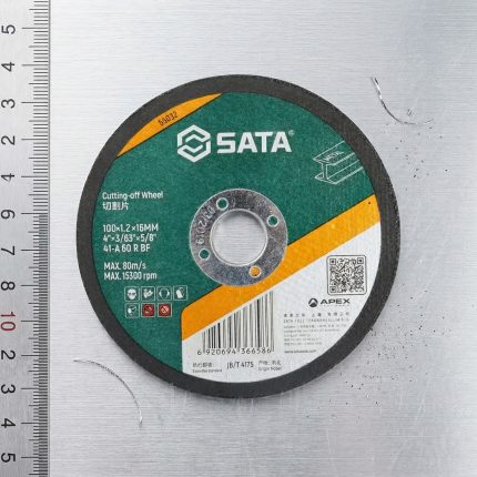 Lưỡi cắt kim loại 100×2.5×16MM SATA 55033 là dòng đá cắt chuyên dụng dành cho máy mài góc 100mm, được thiết kế để cắt nhanh các loại sắt, thép, thép hộp và kim loại thông dụng. Với độ dày 2.5mm, sản phẩm mang lại độ ổn định cao khi cắt, hạn chế rung lắc và tăng độ bền trong quá trình sử dụng. Lưỡi cắt kim loại 100×2.5×16MM SATA 55033 được sản xuất từ hạt mài chất lượng cao, giúp đường cắt sắc gọn, ít ba via, chịu nhiệt tốt và phù hợp cho các công việc cơ khí, xây dựng, lắp đặt và sửa chữa chuyên nghiệp.