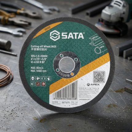 Lưỡi cắt kim loại 105×1.2×16MM SATA 55010 là đá cắt inox và kim loại chuyên dụng dành cho máy mài góc cầm tay, được thiết kế với độ dày 1.2mm giúp cân bằng giữa tốc độ cắt và độ bền. Sản phẩm cho khả năng cắt nhanh, ít rung lắc, đường cắt chính xác và ổn định trên inox, thép, sắt hộp, thép tấm và nhiều vật liệu kim loại khác. Với chất lượng đạt tiêu chuẩn SATA, lưỡi cắt mang lại hiệu suất cao, tuổi thọ bền bỉ và độ an toàn vượt trội cho các công việc cơ khí, xây dựng và lắp đặt công nghiệp.