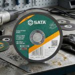 Lưỡi cắt kim loại 105×1.2×16MM SATA 55040 là dòng đá cắt mỏng cao cấp chuyên dùng cho máy mài góc 4 inch, giúp cắt nhanh các loại sắt, thép, inox và kim loại màu với độ chính xác cao. Thiết kế độ dày chỉ 1.2mm giúp giảm lực cản, tăng tốc độ cắt và hạn chế hao hụt vật liệu trong quá trình gia công. Lưỡi cắt kim loại 105×1.2×16MM SATA 55040 được sản xuất từ hạt mài chất lượng cao, có khả năng chịu nhiệt tốt, ít mài mòn và đảm bảo độ an toàn khi vận hành. Sản phẩm phù hợp cho các công việc cơ khí, xây dựng, lắp đặt và sửa chữa chuyên nghiệp.