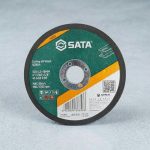 Lưỡi cắt kim loại 107×1.2×16MM SATA 55041 là dòng đá cắt mỏng cao cấp chuyên dùng cho máy mài góc, giúp cắt nhanh các loại sắt, thép, inox và kim loại màu với độ chính xác cao. Thiết kế độ dày 1.2mm giúp giảm ma sát, tăng tốc độ cắt và hạn chế hao hụt vật liệu trong quá trình gia công. Lưỡi cắt kim loại 107×1.2×16MM SATA 55041 được sản xuất từ hạt mài chất lượng cao, có khả năng chịu nhiệt tốt, ít mài mòn và đảm bảo an toàn khi vận hành. Sản phẩm phù hợp cho thợ cơ khí, công trình xây dựng, lắp đặt và bảo trì công nghiệp.