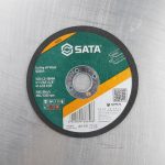 Lưỡi cắt kim loại 107×1.2×16MM SATA 55041 là dòng đá cắt mỏng cao cấp chuyên dùng cho máy mài góc, giúp cắt nhanh các loại sắt, thép, inox và kim loại màu với độ chính xác cao. Thiết kế độ dày 1.2mm giúp giảm ma sát, tăng tốc độ cắt và hạn chế hao hụt vật liệu trong quá trình gia công. Lưỡi cắt kim loại 107×1.2×16MM SATA 55041 được sản xuất từ hạt mài chất lượng cao, có khả năng chịu nhiệt tốt, ít mài mòn và đảm bảo an toàn khi vận hành. Sản phẩm phù hợp cho thợ cơ khí, công trình xây dựng, lắp đặt và bảo trì công nghiệp.