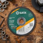 Lưỡi cắt kim loại 125×1.6×22.23MM SATA 55046 là dòng đá cắt chuyên dụng dành cho máy mài góc 125mm, giúp cắt nhanh các loại sắt, thép, inox và kim loại màu với độ chính xác cao. Thiết kế độ dày 1.6mm mang lại sự cân bằng giữa tốc độ cắt và độ bền, giúp giảm rung lắc, hạn chế ba via và tối ưu hiệu suất làm việc. Lưỡi cắt kim loại 125×1.6×22.23MM SATA 55046 được sản xuất từ hạt mài chất lượng cao, có khả năng chịu nhiệt tốt, tuổi thọ bền bỉ và đảm bảo an toàn trong quá trình sử dụng. Sản phẩm phù hợp cho thợ cơ khí, xây dựng, lắp đặt và gia công kim loại chuyên nghiệp.