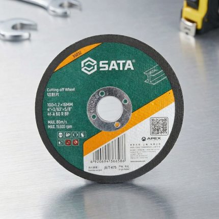 Lưỡi cắt kim loại 150×1.6×22.23MM SATA 55050 là dòng đá cắt chuyên dụng dành cho máy mài góc 150mm, giúp cắt nhanh các loại sắt, thép, inox và kim loại màu với hiệu suất cao. Với độ dày 1.6mm, sản phẩm mang lại sự cân bằng tối ưu giữa tốc độ cắt, độ bền và độ chính xác, giúp tạo đường cắt sắc gọn, ít ba via và giảm hao hụt vật liệu. Lưỡi cắt kim loại 150×1.6×22.23MM SATA 55050 được sản xuất từ hạt mài chất lượng cao, có khả năng chịu nhiệt tốt, vận hành ổn định và phù hợp cho các công việc cơ khí, xây dựng, lắp đặt công nghiệp và gia công kim loại chuyên nghiệp.