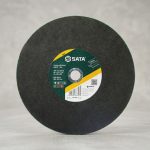 Lưỡi cắt kim loại 400×3.0×32MM SATA 55018 là dòng đá cắt chuyên dụng dành cho máy cắt sắt công nghiệp công suất lớn, giúp cắt nhanh các loại thép, sắt hộp, thép hình và kim loại màu. Với đường kính 400mm, độ dày 3.0mm và lỗ trục 32mm tiêu chuẩn, sản phẩm mang lại khả năng cắt mạnh mẽ, đường cắt chính xác, hạn chế ba via và giảm rung lắc trong quá trình vận hành. Lưỡi cắt kim loại 400×3.0×32MM SATA 55018 được sản xuất từ vật liệu mài mòn chất lượng cao, có độ bền vượt trội, chịu nhiệt tốt và phù hợp cho các xưởng cơ khí, nhà máy sản xuất kết cấu thép và công trình xây dựng.