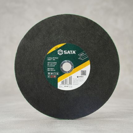 Lưỡi cắt kim loại 400×3.0×32MM SATA 55018 là dòng đá cắt chuyên dụng dành cho máy cắt sắt công nghiệp công suất lớn, giúp cắt nhanh các loại thép, sắt hộp, thép hình và kim loại màu. Với đường kính 400mm, độ dày 3.0mm và lỗ trục 32mm tiêu chuẩn, sản phẩm mang lại khả năng cắt mạnh mẽ, đường cắt chính xác, hạn chế ba via và giảm rung lắc trong quá trình vận hành. Lưỡi cắt kim loại 400×3.0×32MM SATA 55018 được sản xuất từ vật liệu mài mòn chất lượng cao, có độ bền vượt trội, chịu nhiệt tốt và phù hợp cho các xưởng cơ khí, nhà máy sản xuất kết cấu thép và công trình xây dựng.