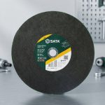Lưỡi cắt kim loại 400×3.0×32MM SATA 55018 là dòng đá cắt chuyên dụng dành cho máy cắt sắt công nghiệp công suất lớn, giúp cắt nhanh các loại thép, sắt hộp, thép hình và kim loại màu. Với đường kính 400mm, độ dày 3.0mm và lỗ trục 32mm tiêu chuẩn, sản phẩm mang lại khả năng cắt mạnh mẽ, đường cắt chính xác, hạn chế ba via và giảm rung lắc trong quá trình vận hành. Lưỡi cắt kim loại 400×3.0×32MM SATA 55018 được sản xuất từ vật liệu mài mòn chất lượng cao, có độ bền vượt trội, chịu nhiệt tốt và phù hợp cho các xưởng cơ khí, nhà máy sản xuất kết cấu thép và công trình xây dựng.