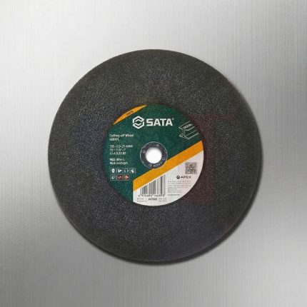 Lưỡi cắt kim loại 400×3.2×32MM SATA 55080 là dòng đá cắt công nghiệp chuyên dụng dành cho máy cắt sắt bàn công suất lớn, giúp cắt nhanh các loại sắt, thép, thép hình, thép hộp và kim loại màu với hiệu suất cao. Với đường kính 400mm, độ dày 3.2mm và lỗ trục 32mm tiêu chuẩn, sản phẩm mang lại khả năng cắt mạnh mẽ, ổn định và độ bền vượt trội trong môi trường làm việc liên tục. Lưỡi cắt kim loại 400×3.2×32MM SATA 55080 được sản xuất từ hạt mài chất lượng cao, chịu nhiệt tốt, hạn chế mài mòn và đảm bảo đường cắt chính xác, phù hợp cho các xưởng cơ khí, nhà máy sản xuất và công trình xây dựng.