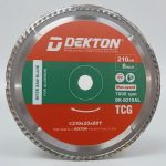 Lưỡi cắt nhôm Dekton DK-B210AL (210x20x80T) chuyên dụng cho máy cắt nhôm, thiết kế 80 răng TCG giúp cắt nhôm định hình, hợp kim nhôm và vật liệu màu với đường cắt sắc nét, ít ba via. Sản phẩm có đường kính 210mm, lỗ trục 20mm, tốc độ tối đa 7000 vòng/phút, độ bền cao, phù hợp cho xưởng cơ khí, sản xuất cửa nhôm kính và thi công chuyên nghiệp.