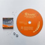 Lưỡi cắt nhôm cao cấp Asaki 12''/100T AK-8688 là dòng lưỡi cưa hợp kim chuyên dụng được thiết kế để cắt nhôm, hợp kim nhôm, thanh nhôm định hình và các kim loại màu với độ chính xác cao. Sản phẩm sở hữu 100 răng hợp kim TCT siêu sắc bén, giúp tạo đường cắt mịn đẹp, giảm tối đa ba via và hạn chế hao hụt vật liệu trong quá trình gia công. Được sản xuất từ thép hợp kim cao cấp kết hợp công nghệ gia công hiện đại, lưỡi cắt nhôm cao cấp Asaki 12''/100T AK-8688 có khả năng chịu mài mòn tốt, vận hành ổn định và tuổi thọ sử dụng lâu dài. Đây là lựa chọn lý tưởng cho các xưởng nhôm kính, xưởng cơ khí, đơn vị sản xuất nội thất nhôm và các công trình yêu cầu độ chính xác cao trong gia công kim loại màu.