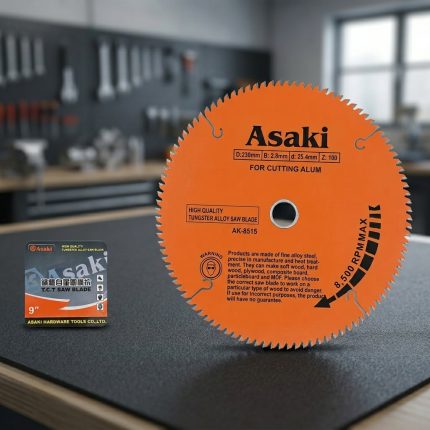 Lưỡi cắt nhôm cao cấp Asaki 14''/100T AK-8693 là dòng lưỡi cưa hợp kim chuyên dụng được thiết kế để cắt nhôm, hợp kim nhôm, thanh nhôm định hình và các kim loại màu với độ chính xác cao. Với thiết kế 100 răng TCT siêu sắc bén, sản phẩm tạo ra đường cắt mịn, hạn chế tối đa ba via và giảm hao hụt vật liệu trong quá trình gia công. Được chế tạo từ thép hợp kim cao cấp kết hợp đầu răng hợp kim chịu mài mòn tốt, lưỡi cắt nhôm cao cấp Asaki 14''/100T AK-8693 mang lại tuổi thọ sử dụng lâu dài, khả năng chịu nhiệt cao và hiệu suất cắt ổn định. Sản phẩm phù hợp cho các xưởng nhôm kính, xưởng cơ khí, gia công nội thất nhôm và các đơn vị thi công chuyên nghiệp đang tìm kiếm giải pháp cắt nhôm nhanh, chính xác và tiết kiệm chi phí.