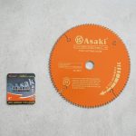 Lưỡi cắt nhôm cao cấp Asaki 16''/100T AK-8698 là dòng lưỡi cưa hợp kim chuyên dụng được thiết kế để cắt nhôm, hợp kim nhôm, thanh nhôm định hình và các kim loại màu với độ chính xác cao. Với thiết kế 100 răng cắt sắc bén, sản phẩm giúp tạo đường cắt mịn, hạn chế ba via và giảm hao hụt vật liệu trong quá trình gia công. Được sản xuất từ thép hợp kim chất lượng cao kết hợp đầu răng TCT siêu bền, lưỡi cắt nhôm cao cấp Asaki 16''/100T AK-8698 mang lại tuổi thọ sử dụng lâu dài, khả năng chịu nhiệt tốt và hiệu suất cắt ổn định. Sản phẩm phù hợp cho các xưởng cơ khí, xưởng sản xuất cửa nhôm kính, gia công nội thất nhôm và các đơn vị thi công chuyên nghiệp cần một giải pháp cắt nhôm nhanh, chính xác và hiệu quả.