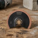 Lưỡi cắt rung (Carbide) hình bán nguyệt Ø88mm Kendo 50440612 là phụ kiện cao cấp dành cho máy cắt rung đa năng, chuyên dùng để cắt và mài các vật liệu cứng như gạch men, keo ron, vữa xi măng, composite và vật liệu xây dựng. Hạt Carbide siêu bền giúp tăng khả năng chống mài mòn, kéo dài tuổi thọ và duy trì hiệu suất làm việc ổn định. Thiết kế bán nguyệt Ø88mm hỗ trợ thao tác nhanh, chính xác trong các công việc cải tạo, sửa chữa và thi công chuyên nghiệp.