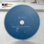 Lưỡi cắt thép 305mm Bosch 2608643060 là phụ kiện cắt kim loại cao cấp của Bosch, được thiết kế với đường kính 305mm và hệ thống răng hợp kim chất lượng cao giúp cắt thép nhanh, chính xác và ổn định. Sản phẩm phù hợp để gia công thép tấm, thép hộp, thép kết cấu và nhiều loại vật liệu kim loại khác trong ngành cơ khí, xây dựng và sản xuất công nghiệp. Lưỡi cắt thép 305mm Bosch 2608643060 mang lại đường cắt sạch, ít ba via, giảm hao hụt vật liệu và tăng hiệu suất làm việc. Công nghệ cân bằng động và giảm rung của Bosch giúp lưỡi vận hành êm ái, kéo dài tuổi thọ và đảm bảo an toàn cho người sử dụng. Công Nghiệp An Toàn cung cấp sản phẩm Bosch chính hãng với giá cạnh tranh, hỗ trợ giao hàng toàn quốc và tư vấn kỹ thuật chuyên sâu.