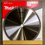Lưỡi cưa cắt hợp kim Makita A-81860 (305mm) là dòng lưỡi cưa cao cấp được thiết kế dành cho các công việc gia công gỗ đòi hỏi độ chính xác và chất lượng hoàn thiện cao. Với đường kính lớn 305mm cùng 60 răng hợp kim siêu cứng, sản phẩm mang lại khả năng cắt nhanh, đường cắt mịn và hạn chế tối đa hiện tượng sứt mẻ trên bề mặt vật liệu. Thân lưỡi được chế tạo từ thép chất lượng cao giúp giảm rung lắc, vận hành ổn định và tăng tuổi thọ sử dụng. Lưỡi cưa cắt hợp kim Makita A-81860 (305mm) phù hợp để cắt gỗ tự nhiên, MDF, HDF, plywood, gỗ ghép thanh và nhiều loại vật liệu gỗ công nghiệp khác. Đây là lựa chọn lý tưởng cho các xưởng sản xuất nội thất, thợ mộc chuyên nghiệp và đơn vị thi công cần một lưỡi cưa chính hãng có hiệu suất cao, độ bền vượt trội và khả năng tạo ra các đường cắt sắc nét, chính xác. Công Nghiệp An Toàn cam kết cung cấp sản phẩm Makita chính hãng với giá cạnh tranh và dịch vụ hỗ trợ kỹ thuật tận tâm.