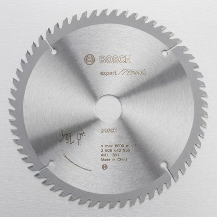 Lưỡi cưa gỗ 160mm Bosch 2608642971 chính hãng thuộc dòng Bosch Expert for Wood, được thiết kế chuyên dụng cho các công việc cắt gỗ tự nhiên, gỗ công nghiệp, MDF, ván ép và vật liệu gỗ tổng hợp. Sản phẩm sở hữu lưỡi hợp kim chất lượng cao với độ sắc bén vượt trội, cho đường cắt nhanh, mịn, chính xác và hạn chế sứt mẻ bề mặt vật liệu. Hình ảnh thể hiện rõ thiết kế răng cưa sắc nét, thân đĩa cân bằng và độ hoàn thiện cao của Bosch, phù hợp sử dụng với các dòng máy cưa đĩa cầm tay và máy cưa bàn chuyên nghiệp.