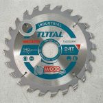 Hình ảnh Lưỡi cưa gỗ 24 răng Total TAC232241 140mm có 24 răng hợp kim TCT, đường kính 140mm và lỗ 25.4mm. Lưỡi cưa Total TAC232241 giúp cắt gỗ, ván MDF, HDF và plywood nhanh chóng, đường cắt chính xác, ít sứt mẻ, phù hợp cho thợ mộc, xưởng nội thất và người dùng DIY chuyên nghiệp.
