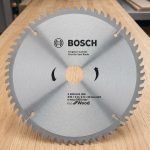 Lưỡi cưa gỗ 250mm T40 Bosch 2608644308 là dòng lưỡi cưa hợp kim chất lượng cao thuộc Bosch Eco for Wood, được thiết kế chuyên dụng cho các công việc cắt gỗ tự nhiên, gỗ công nghiệp, MDF và ván ép. Với cấu tạo 40 răng hợp kim Tungsten Carbide (T40) sắc bén, sản phẩm mang lại tốc độ cắt nhanh, đường cắt chính xác và độ bền vượt trội. Hình ảnh thể hiện rõ thiết kế thân lưỡi cân bằng, các khe chống rung và răng cưa được gia công chính xác, giúp Lưỡi cưa gỗ 250mm T40 Bosch 2608644308 vận hành ổn định, giảm hao hụt vật liệu và nâng cao hiệu quả làm việc cho thợ mộc, xưởng nội thất và đơn vị thi công chuyên nghiệp.