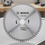 Hình ảnh Lưỡi cưa gỗ 250mm tiết kiệm Bosch 2608644311 chính hãng với đường kính 250mm, 60 răng hợp kim Tungsten Carbide sắc bén, chuyên dùng để cắt gỗ tự nhiên, gỗ công nghiệp, MDF, HDF, ván ép và vật liệu gỗ tổng hợp. Thiết kế tối ưu giúp tạo đường cắt mịn, giảm sứt mẻ, tăng độ chính xác và tiết kiệm chi phí vận hành. Lưỡi cưa gỗ 250mm tiết kiệm Bosch 2608644311 phù hợp cho máy cưa bàn, máy cưa đĩa và các ứng dụng sản xuất nội thất, gia công gỗ chuyên nghiệp với hiệu suất cao và độ bền vượt trội.