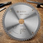 Lưỡi cưa gỗ 254mm T60 Bosch 2608643008 là phụ kiện cắt gỗ cao cấp thuộc dòng Bosch Expert for Wood, được thiết kế với 60 răng hợp kim chất lượng cao giúp tạo đường cắt sắc nét, mịn đẹp và hạn chế tối đa hiện tượng xơ cạnh gỗ. Với đường kính 254mm, sản phẩm phù hợp cho nhiều dòng máy cưa bàn, máy cưa cắt góc và máy cưa chuyên dụng trong ngành chế biến gỗ. Lưỡi cưa gỗ 254mm T60 Bosch 2608643008 hoạt động hiệu quả trên gỗ tự nhiên, MDF, HDF, plywood và các loại gỗ công nghiệp, mang lại hiệu suất cắt ổn định cùng tuổi thọ lâu dài. Đây là lựa chọn lý tưởng cho thợ mộc chuyên nghiệp, xưởng sản xuất nội thất và đơn vị thi công cần độ chính xác cao. Công Nghiệp An Toàn cung cấp sản phẩm Bosch chính hãng, giá cạnh tranh và giao hàng trên toàn quốc.