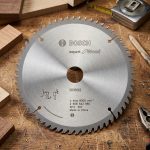 Lưỡi cưa gỗ 305mm T100 Bosch 2608643027 chính hãng thuộc dòng Bosch Expert for Wood, thiết kế 100 răng hợp kim siêu sắc bén giúp tạo đường cắt cực mịn, hạn chế sứt mẻ tối đa trên gỗ tự nhiên, MDF, HDF, ván ép và các vật liệu gỗ công nghiệp cao cấp.