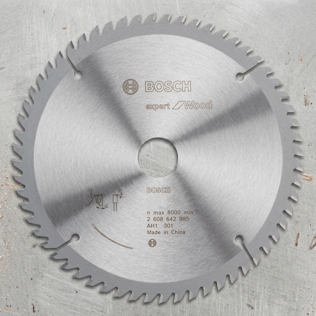 Lưỡi cưa gỗ 305mm T100 Bosch 2608643027 chính hãng thuộc dòng Bosch Expert for Wood, thiết kế 100 răng hợp kim siêu sắc bén giúp tạo đường cắt cực mịn, hạn chế sứt mẻ tối đa trên gỗ tự nhiên, MDF, HDF, ván ép và các vật liệu gỗ công nghiệp cao cấp.