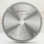Hình ảnh minh họa Lưỡi cưa gỗ Bosch 2608643001 254x25.4mm T40, sản phẩm chất lượng cao dành cho các công việc cắt gỗ chính xác và nhanh chóng. Lưỡi cưa Bosch với đường kính 254mm, lỗ trục 25.4mm, 40 răng T-Sharp giúp cắt gỗ mịn, ít sứt mẻ và đảm bảo an toàn cho người sử dụng. Phù hợp với máy cưa bàn, cưa trượt hoặc cưa tròn cầm tay. Sản phẩm đến từ thương hiệu Bosch, đảm bảo chính hãng 100% và độ bền lâu dài.