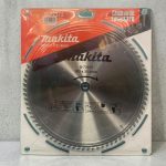 Hình ảnh chi tiết Lưỡi cưa gỗ Makita D-72372 (305x25.4x80T) tại Công Nghiệp An Toàn. Lưỡi cưa hợp kim 80 răng, đường kính 305mm, lỗ trục 25.4mm, thiết kế bền chắc, hiệu suất cao, phù hợp cắt gỗ tự nhiên, ván ép và gỗ công nghiệp. Sản phẩm Makita chính hãng, hỗ trợ Freeship và đảm bảo an toàn khi sử dụng.