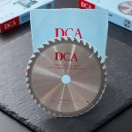 Lưỡi cưa gỗ TCT 230mm, 40 răng DCA 9x40T(ATB) chất lượng cao, răng ATB sắc bén, cắt gỗ tự nhiên, MDF, HDF, ván ép với đường cắt mịn và bền lâu. Sản phẩm DCA chính hãng, tối ưu cho máy cưa bàn, cưa trượt và cưa cầm tay.