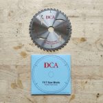 Lưỡi cưa gỗ TCT 254mm, 60 răng DCA 10x60T(ATB) chính hãng DCA, chuyên dùng cắt gỗ tự nhiên, MDF, HDF, ván ép và gỗ công nghiệp. Thiết kế 60 răng ATB giúp giảm sứt mẻ, tạo đường cắt mịn đẹp, độ chính xác cao. Lưỡi cưa hợp kim TCT bền bỉ, chịu mài mòn tốt, phù hợp cho máy cưa bàn, cưa trượt và các xưởng sản xuất nội thất chuyên nghiệp.