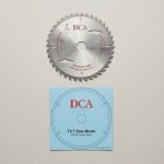 Lưỡi cưa gỗ TCT 254mm, 80 răng DCA 10x80T(ATB) chính hãng, chuyên dùng cắt gỗ tự nhiên, MDF, HDF, MFC, plywood và gỗ công nghiệp cao cấp. Thiết kế 80 răng ATB giúp giảm sứt mẻ, tạo đường cắt siêu mịn, độ chính xác cao. Lưỡi cưa hợp kim TCT bền bỉ, chịu mài mòn tốt, phù hợp cho máy cưa bàn, máy cưa trượt và các xưởng sản xuất nội thất chuyên nghiệp.
