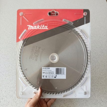 Hình ảnh thực tế Lưỡi cưa gỗ hợp kim 255 x 25.4 x 80T Makita A-82286 được thiết kế với 80 răng hợp kim TCT siêu sắc bén, chuyên dùng để cắt gỗ tự nhiên, MDF, HDF, plywood và các loại gỗ công nghiệp yêu cầu độ hoàn thiện cao. Với đường kính 255mm, lỗ trục 25.4mm cùng thiết kế răng cưa chính xác, sản phẩm mang lại đường cắt mịn, hạn chế sứt mẻ và giảm hao hụt vật liệu. Lưỡi cưa Makita A-82286 là lựa chọn lý tưởng cho xưởng sản xuất nội thất, nhà máy chế biến gỗ và các đơn vị thi công chuyên nghiệp.